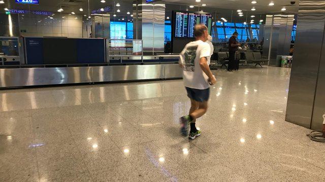 Atatürk Havalimanı'nda Sloven profesörden boş vakit koşusu