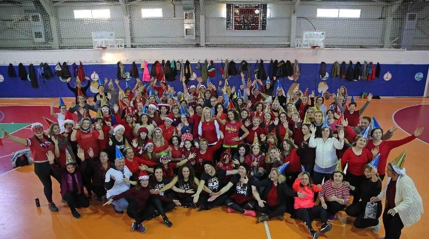 Karşıyakalılardan yılbaşı zumbası