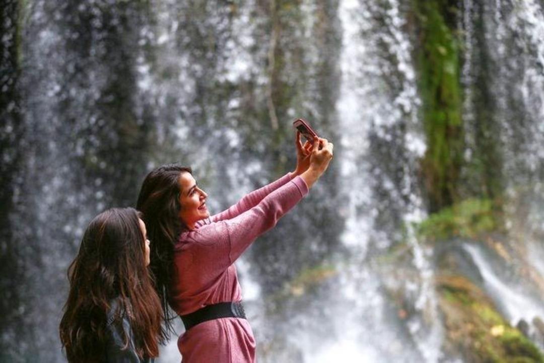 D&uuml;den Şelalesi kışın da turistlerin g&ouml;zdesi 