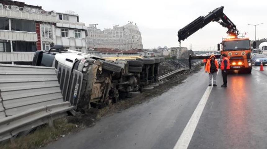 TEM'de zincirleme trafik kazası! Ekipler olay yerinde
