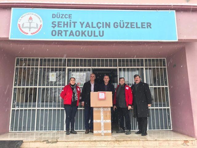 300 öğrenciyi Kızılay sayesinde üşümeyecek