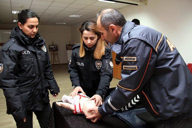 Polislere cansız manken üzerinde ilk yardım eğitimi