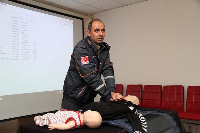 Polislere cansız manken üzerinde ilk yardım eğitimi