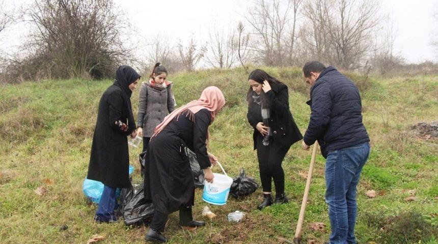 KYK&rsquo;lı &ouml;ğrenciler kalan yemeklerle sokak hayvanlarını besledi