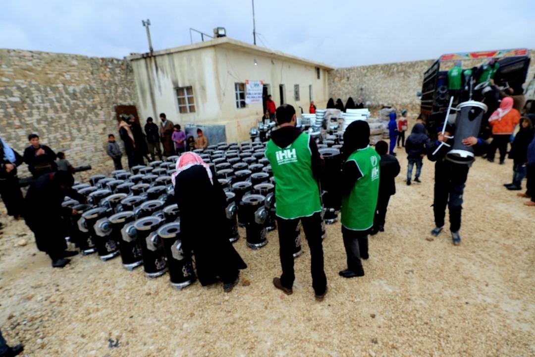 &Ccedil;adırlarda yaşayan Suriyelilere soba dağıtıldı