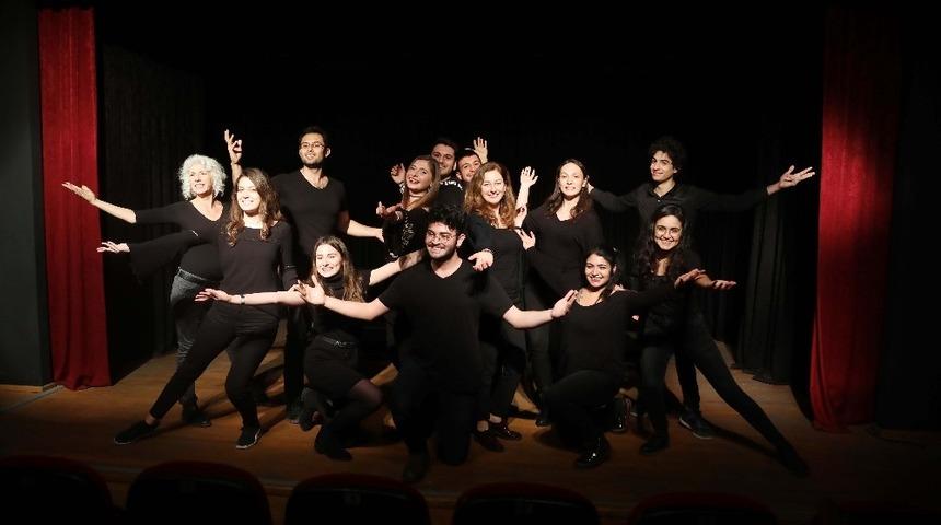 Bayraklı Belediye tiyatrosu perdelerini 5 oyunla a&ccedil;ıyor