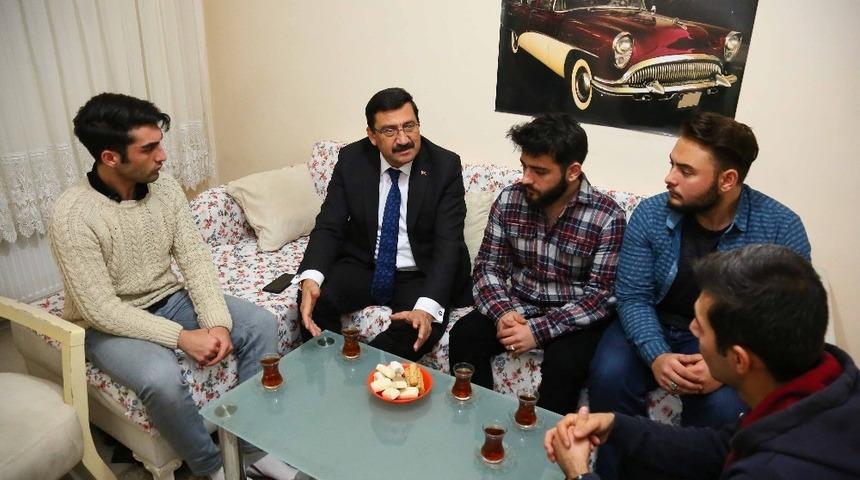 &Uuml;niversite &ouml;ğrencilerine pizza s&uuml;rprizi