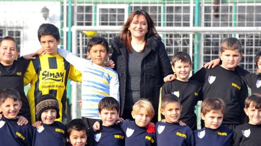 Futbolcu fabrikası kul&uuml;b&uuml;n kadın başkanı K&uuml;bra Uslan