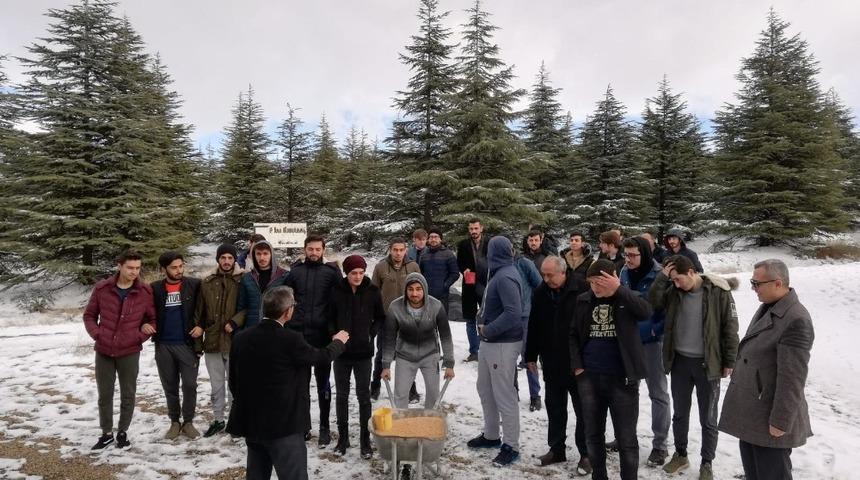 Öğrencileri yaban hayvanları ve kuşlar için doğaya yem bıraktı