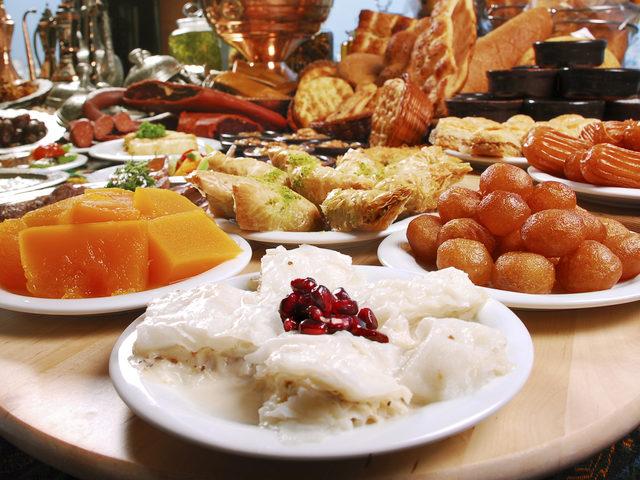 R&uuml;yada tatlı yemek