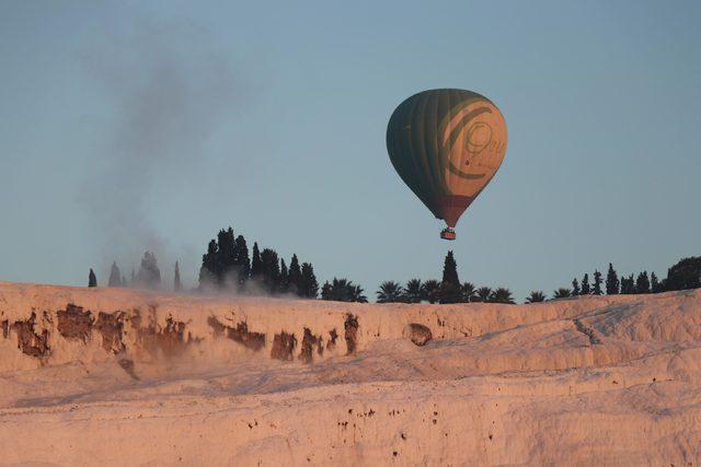 'Beyaz Cennet' Pamukkale'de balon uçuşuna ilgi