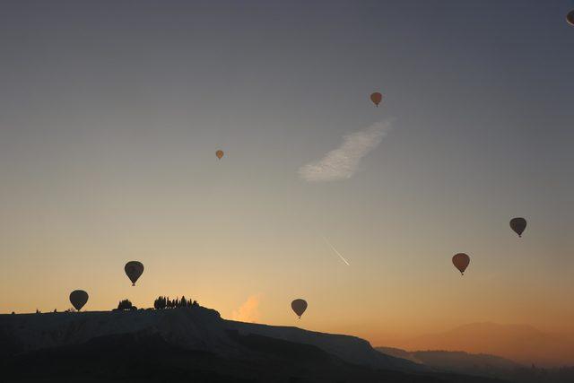 'Beyaz Cennet' Pamukkale'de balon uçuşuna ilgi