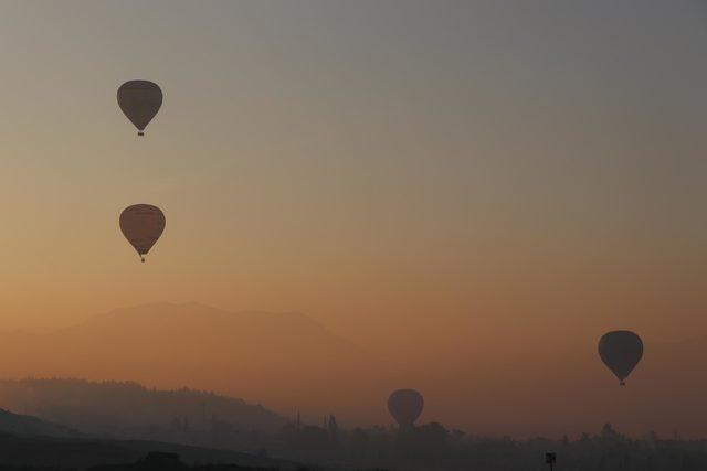 'Beyaz Cennet' Pamukkale'de balon uçuşuna ilgi