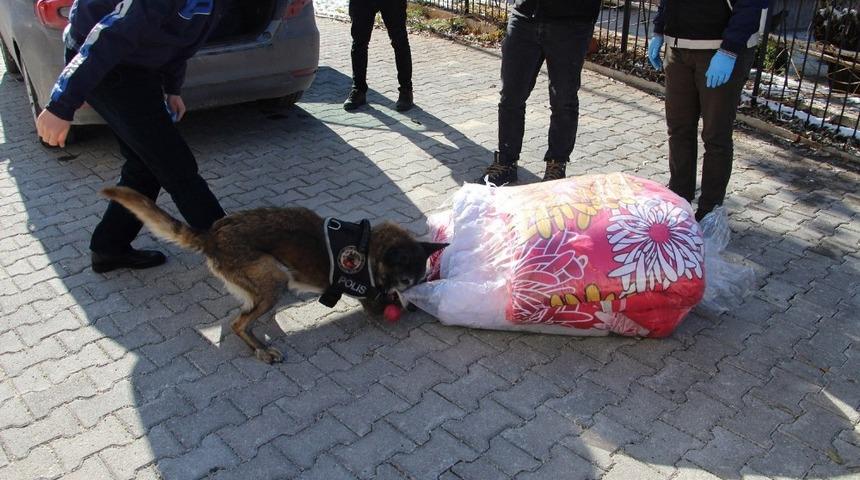 &Ccedil;eyiz eşyalarının arasından 10 kilogram esrar &ccedil;ıktı