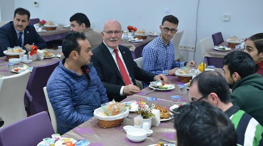 Rekt&ouml;r Savaş: "Şehirler ve okullar engelliler i&ccedil;in yeniden d&uuml;zenlenmeli"