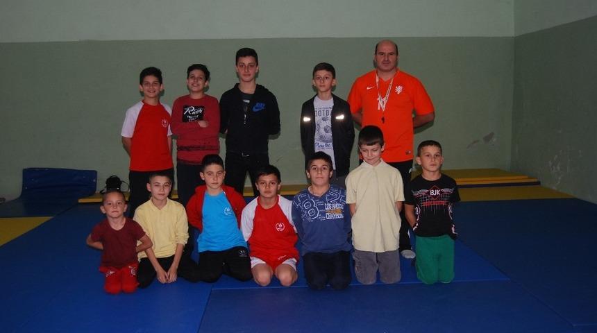 Ata sporuna g&ouml;n&uuml;l veren gen&ccedil; g&uuml;reş&ccedil;iler