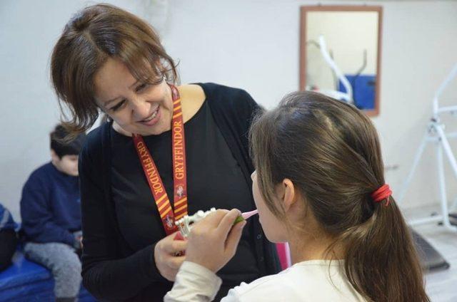 Diş hekimi adayları görme engelli öğrencilere eğitim verdi