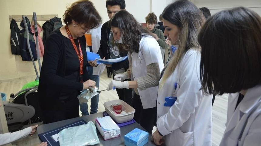 Diş hekimi adayları görme engelli öğrencilere eğitim verdi