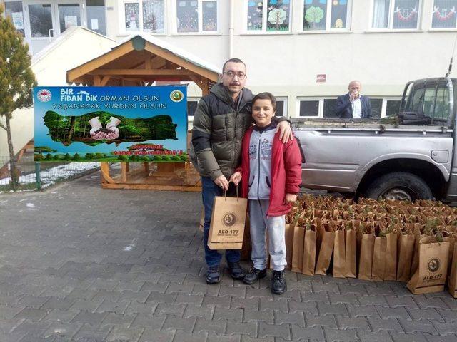 Yenice’ de öğrencilere fidan dağıtıldı