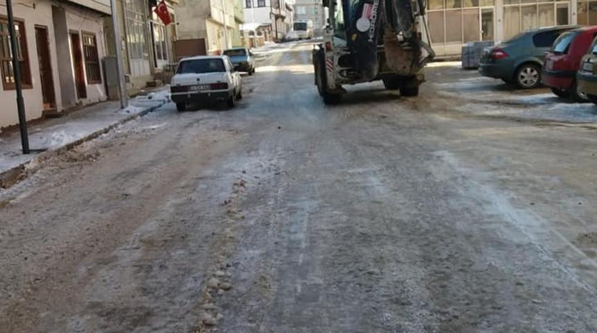 Pazaryeri’nde cadde ve sokaklar kardan temizleniyor