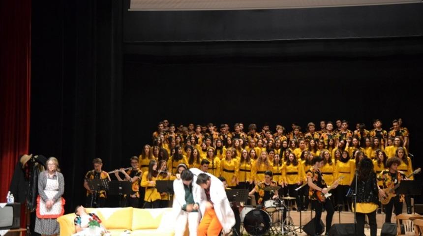 Biga’da 80’ler müzikal komedi oyunu sahnelendi