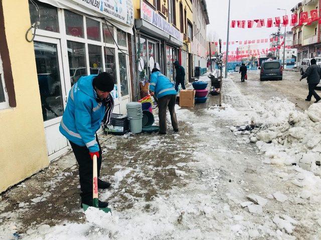 Çaldıran Belediyesinden geceli gündüzlü karla mücadele çalışması