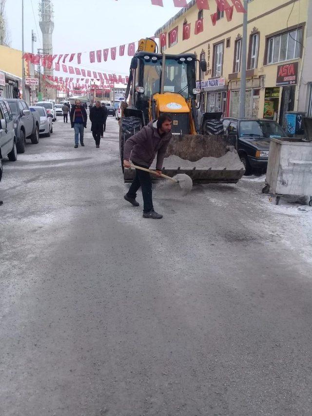 Çaldıran Belediyesinden geceli gündüzlü karla mücadele çalışması