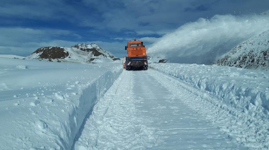 &Ccedil;aldıran Belediyesinden geceli g&uuml;nd&uuml;zl&uuml; karla m&uuml;cadele &ccedil;alışması