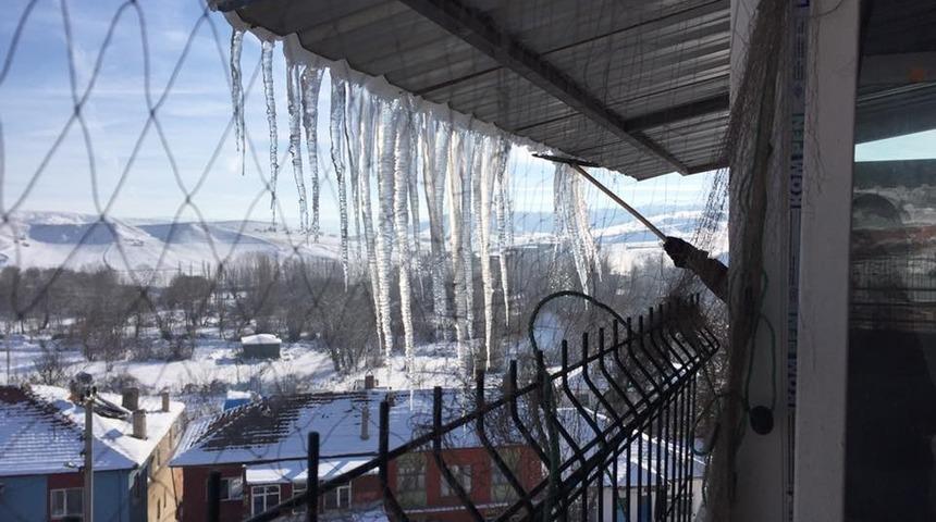 Aşırı don tehlikeli sarkıklar oluşturdu