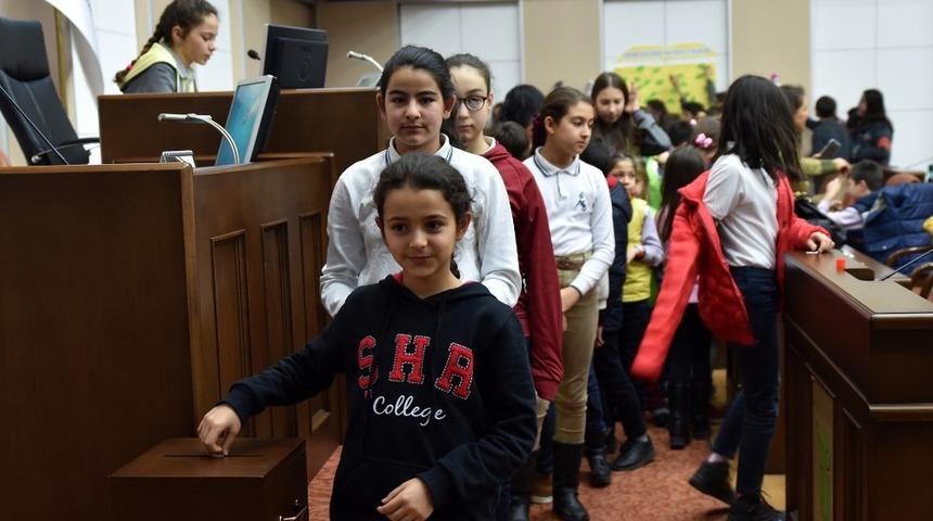 Eko-Okullar &Ccedil;evre &Ccedil;ocuk Meclisi&rsquo;nde başkanlık se&ccedil;imi demokrasi ş&ouml;lenine d&ouml;n&uuml;şt&uuml;