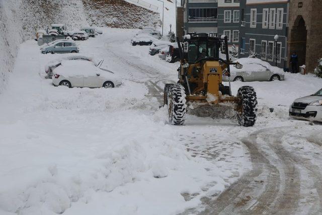 Ekipler, buzlanmaya karşı  çalışma yapıyor