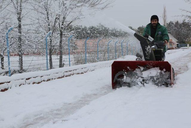 Ekipler, buzlanmaya karşı  çalışma yapıyor