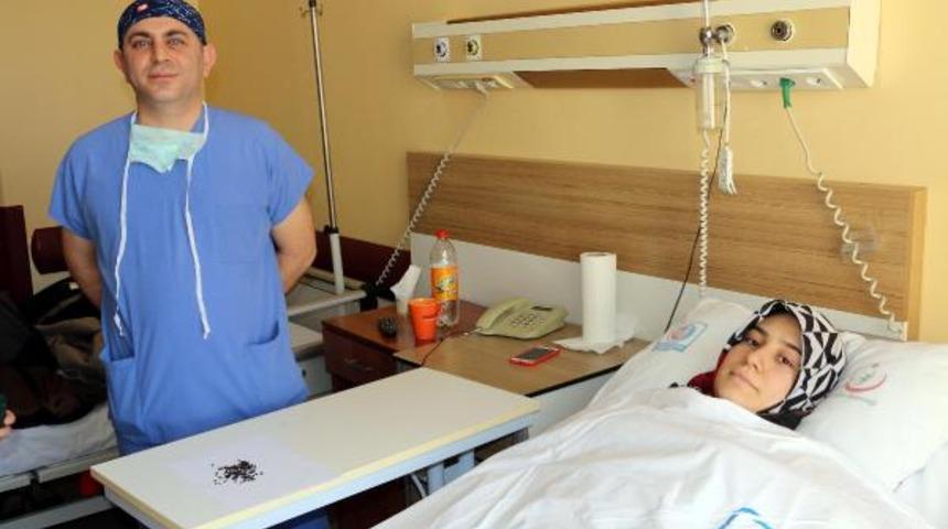 Karın ağrısı şikayetiyle hastaneye gitti, safra kesesinden 200 taş &ccedil;ıkarıldı