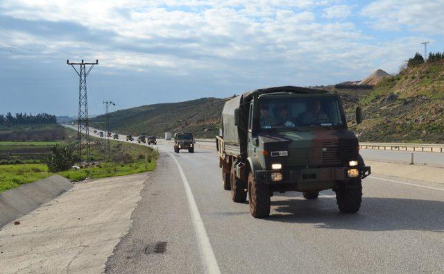 Hatay'dan Suriye sınırına askeri sevkiyat sürüyor