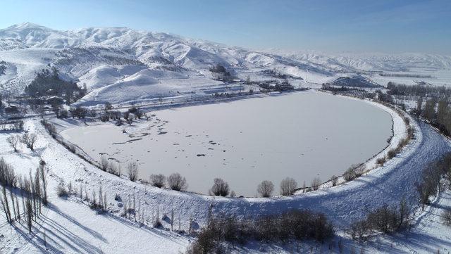 Gölet dondu, seyirlik manzara oluştu