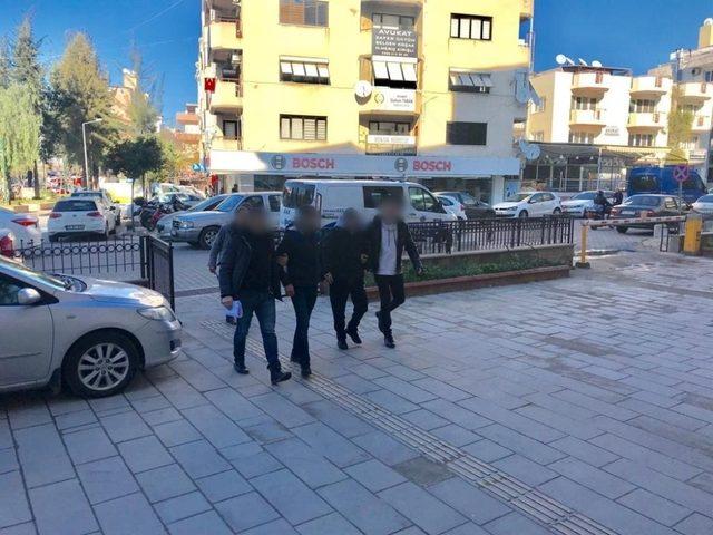 Kuşadası’nda çeşitli suçlardan aranan 3 kişi yakalandı