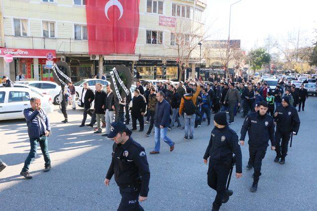 Parasını alamayan futbolcular kulübü terk etti, taraftar valiliğe çelenk bıraktı