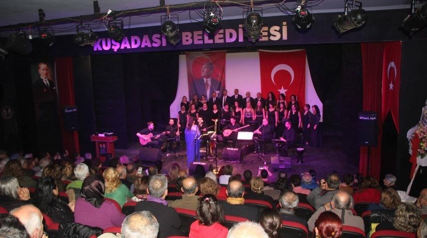 Kuşadası&rsquo;nda halk m&uuml;ziği korosundan yeni yıla merhaba konseri