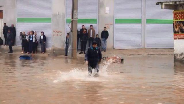 Suruç'u sel vurdu, mahsur kalanlar kurtarıldı