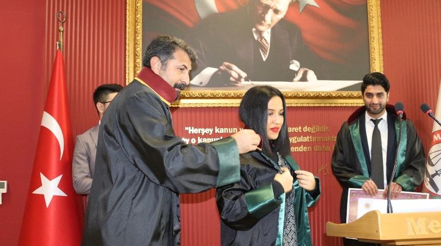 Mersin&rsquo;de stajını tamamlayan 4 avukat yemin edip c&uuml;ppe giydi