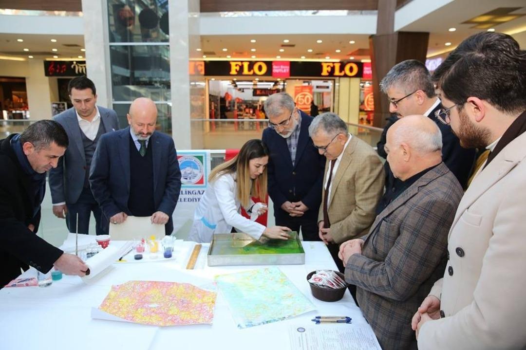 Memduh B&uuml;y&uuml;kkılı&ccedil;, ebru ve takı tasarım yıl sergisini gezdi