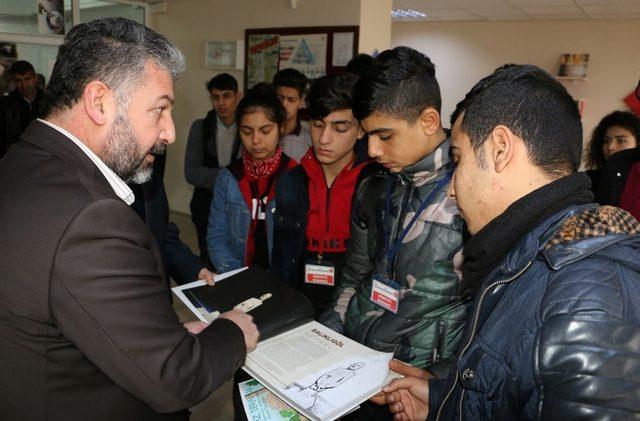 Okul kütüphanelerine kitap desteği sürüyor