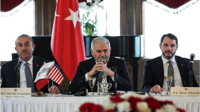 Kasım 2017'de Washington'daki elçilik binasında dönemin Dışişleri Bakanı Mevlüt Çavuşoğlu, Başbakan Binali Yıldırım ve Enerji ve Tabii Kaynaklar Bakanı Berat Albayrak bir toplantıda konuşurken