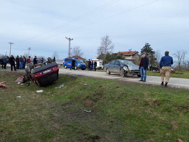 Samsun'da iki otomobil çarpıştı: 1'i ağır, 7 yaralı