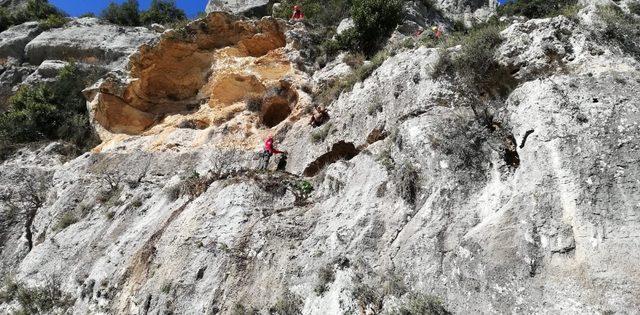 Uçurumda mahsur kalan keçi AKUT ekiplerince kurtarıldı