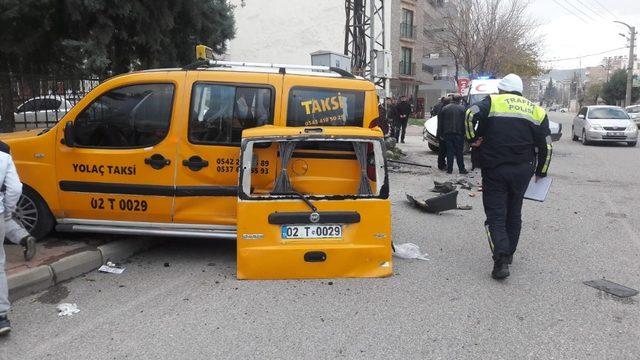 Otomobil ile hafif ticari araç çarpıştı