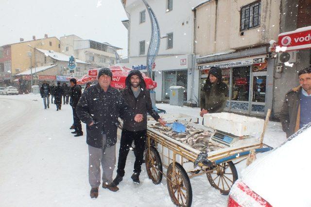 Malazgirtli vatandaşlardan balığa yoğun ilgi