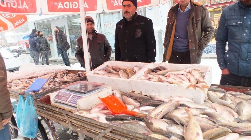 Malazgirtli vatandaşlardan balığa yoğun ilgi