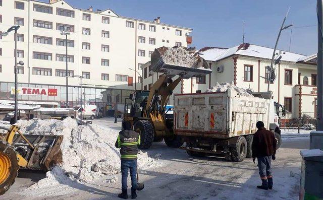 Pasinler’de kar temizleme çalışmaları tüm hızıyla devam ediyor