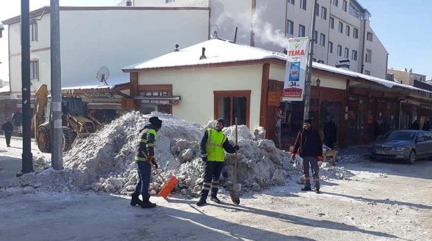 Pasinler&rsquo;de kar temizleme &ccedil;alışmaları t&uuml;m hızıyla devam ediyor